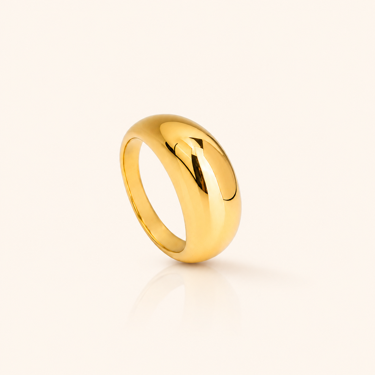 Dune Ring i 18k PVD-guld med fyllig rundad form på ljus bakgrund
