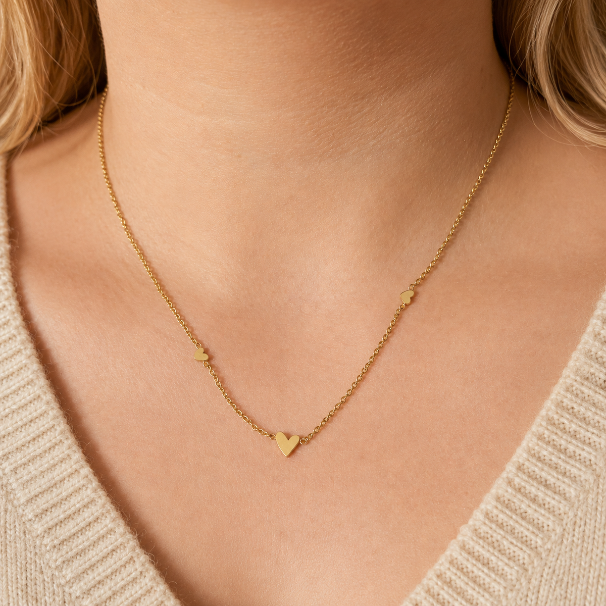 Ember Necklace 316-kirurginteräksestä, 18K PVD-kultapinnoitteella, kullanvärinen kaulakoru pienillä sydänyksityiskohdilla kaulalla.