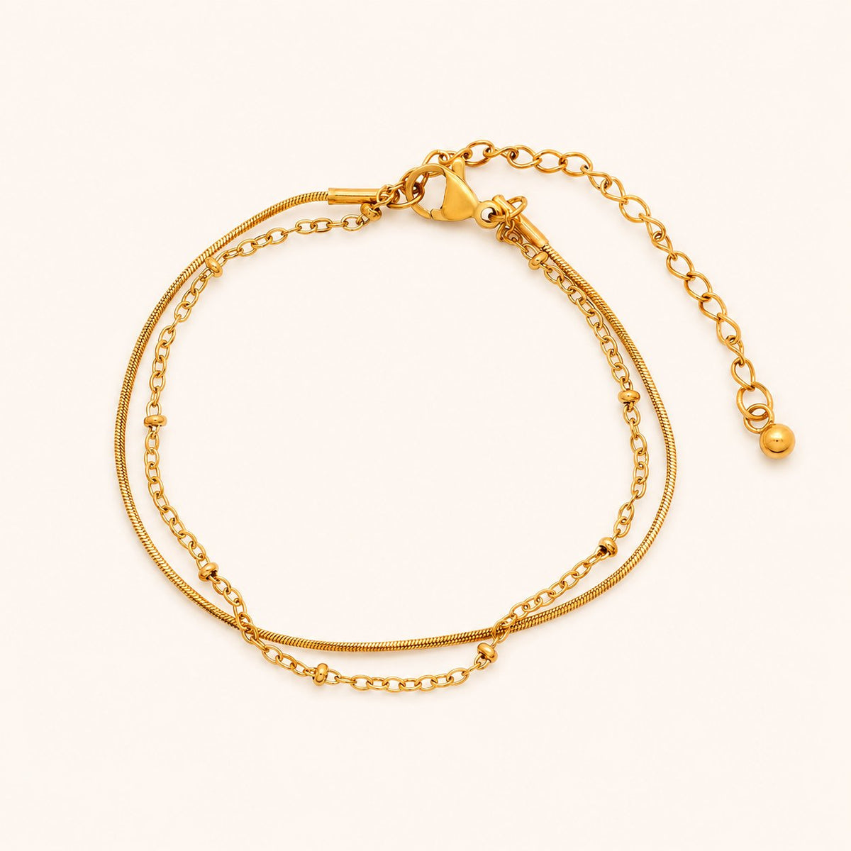 Current Bracelet i 18k PVD-guld med två kedjor i ett på ljus bakgrund