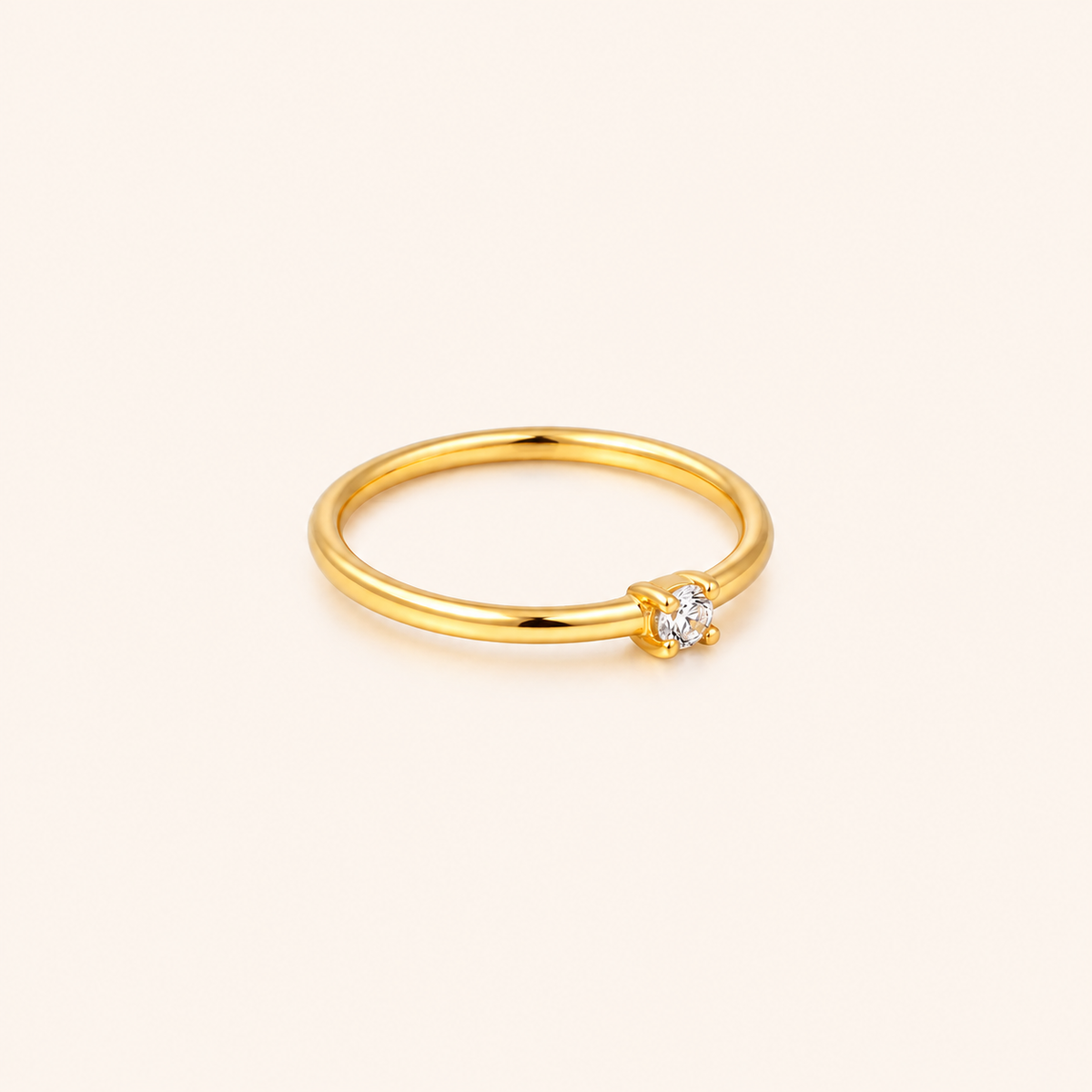 Dew Ring 18K PVD-kullalla ja pienellä zirkonilla vaalealla taustalla