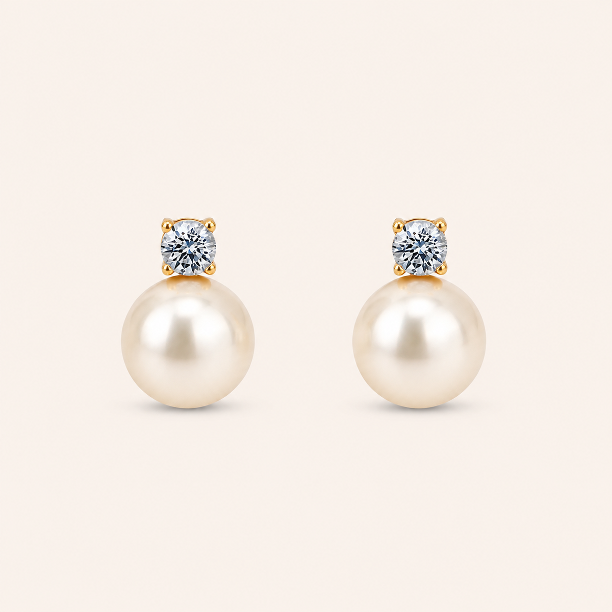 Lustre Stud -korvakorut 18K PVD-kullalla, zirkoni ja pyöreä helmi vaalealla taustalla