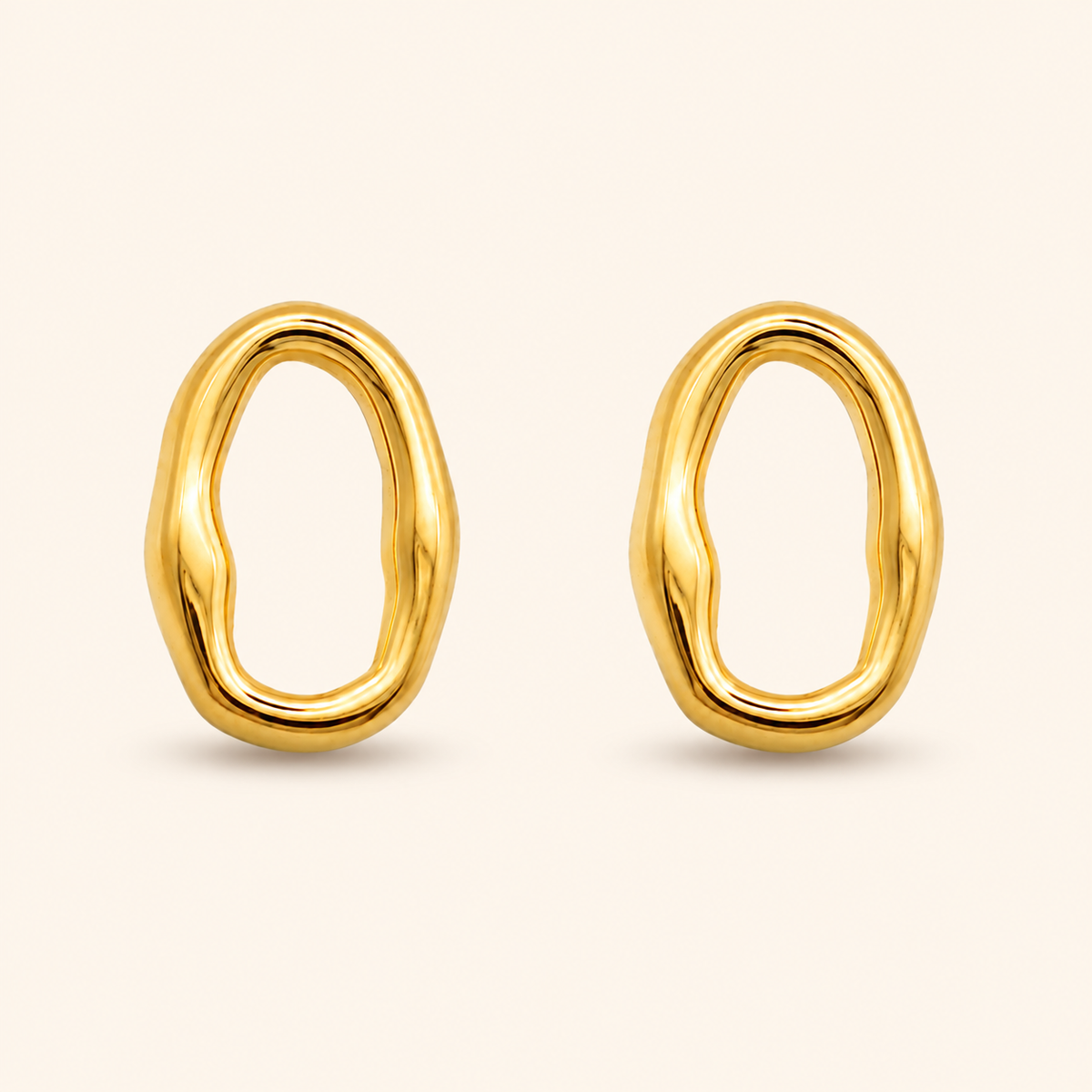 Pebble Stud -korvakorut 18K PVD-kullalla, avoin epäsäännöllinen soikea muoto vaalealla taustalla