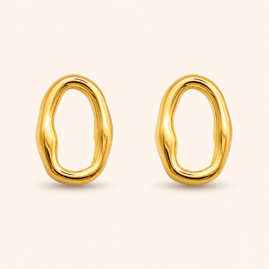 Pebble Stud örhängen i 18k PVD-guld med öppen oregelbunden oval form på ljus bakgrund