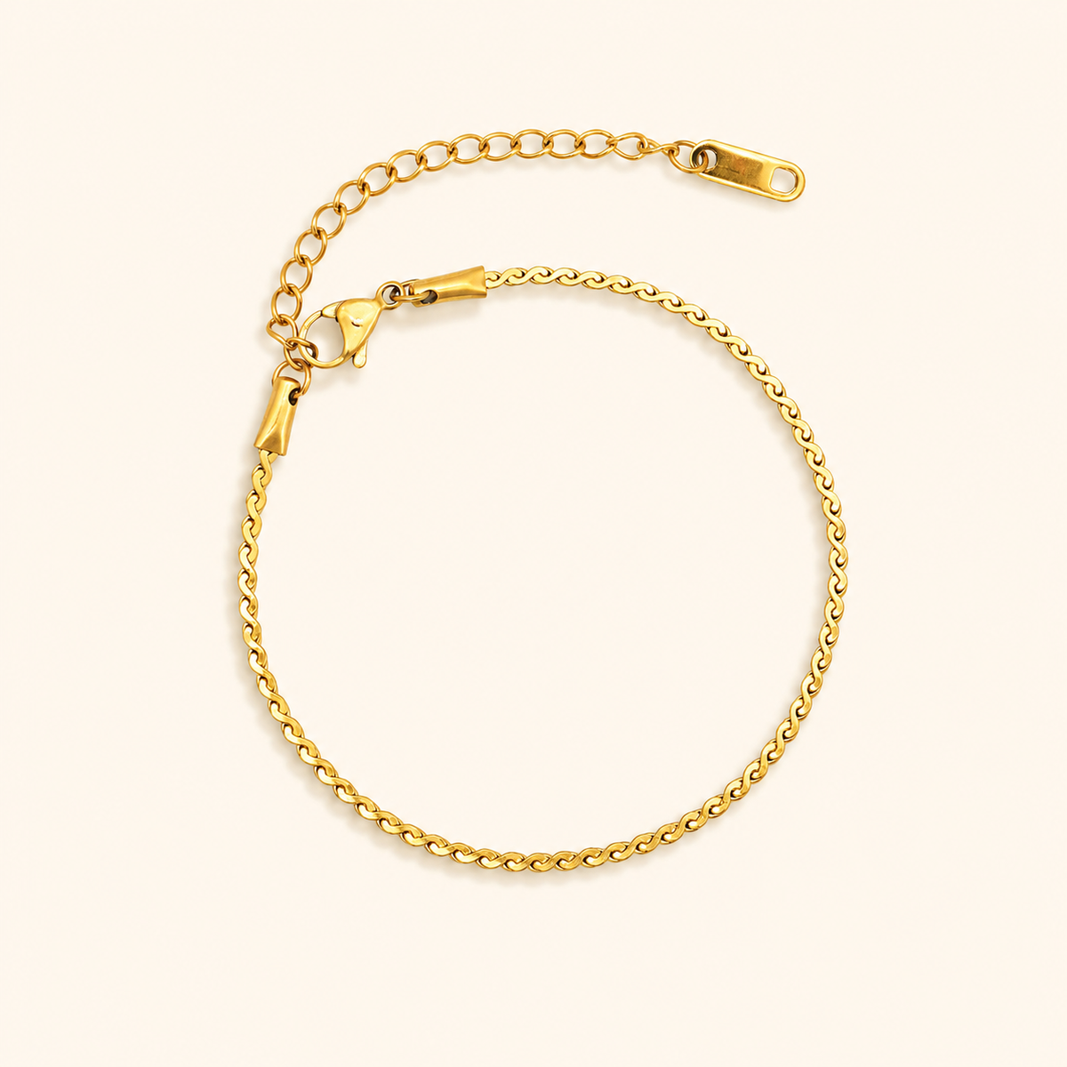 Ripple Bracelet i 18k PVD-guld med tvinnad kedja på ljus bakgrund