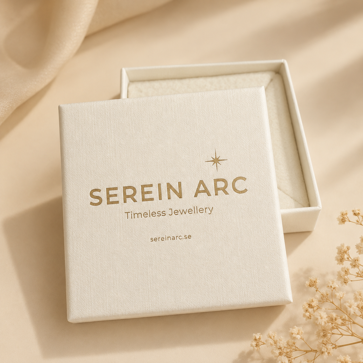 Lämpimän beige Serein Arc -korurasia logolla pehmeällä neutraalilla taustalla vaaleiden kukkien vieressä.