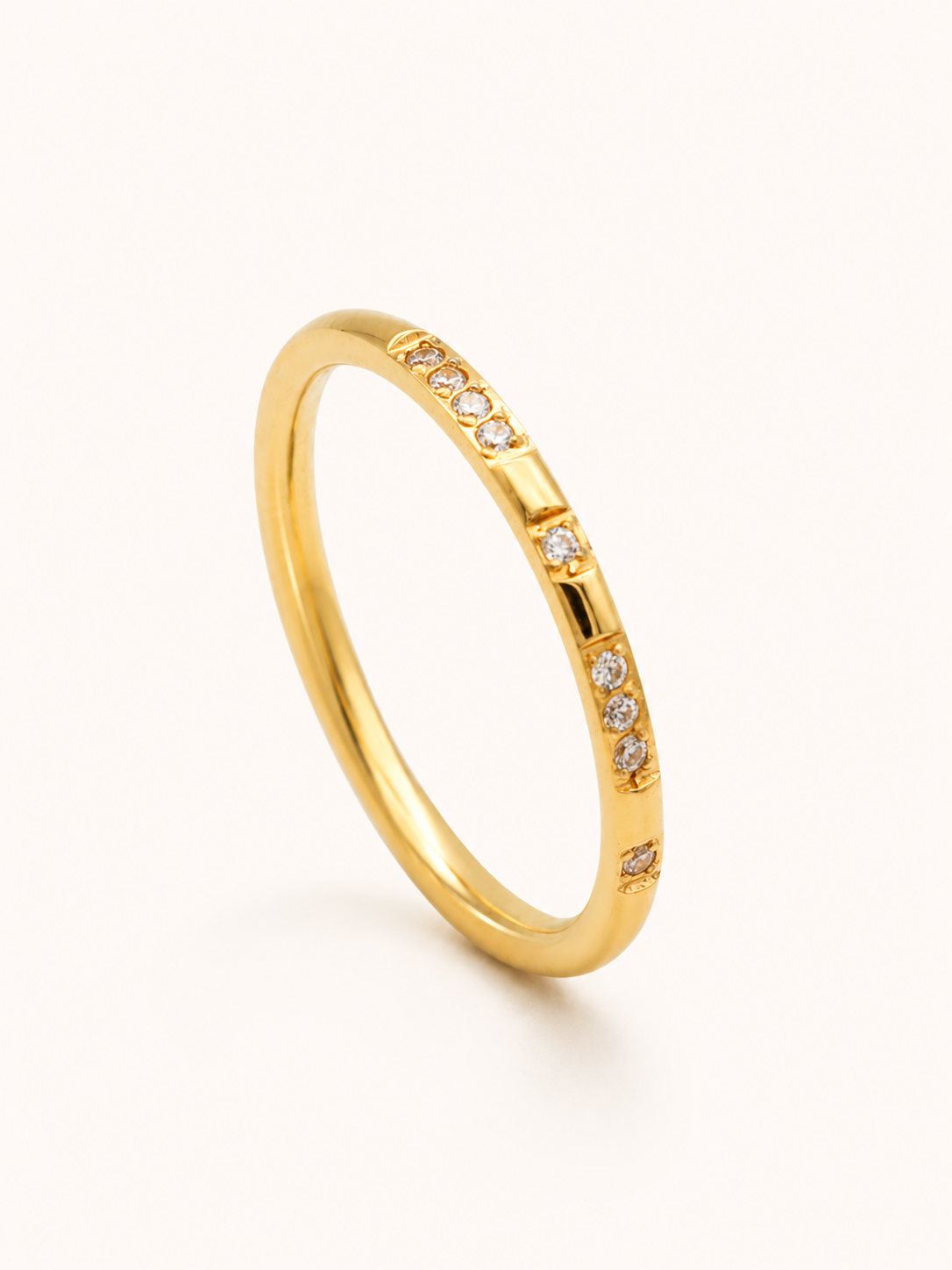 Spark Ring i 18k PVD-guld med små zircon på ljus bakgrund