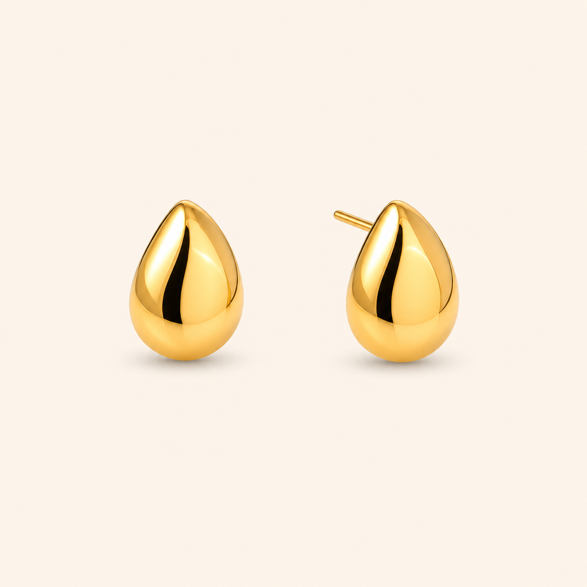 Pisaranmuotoiset Stone Stud -korvakorut 18K PVD-kullalla vaalealla taustalla